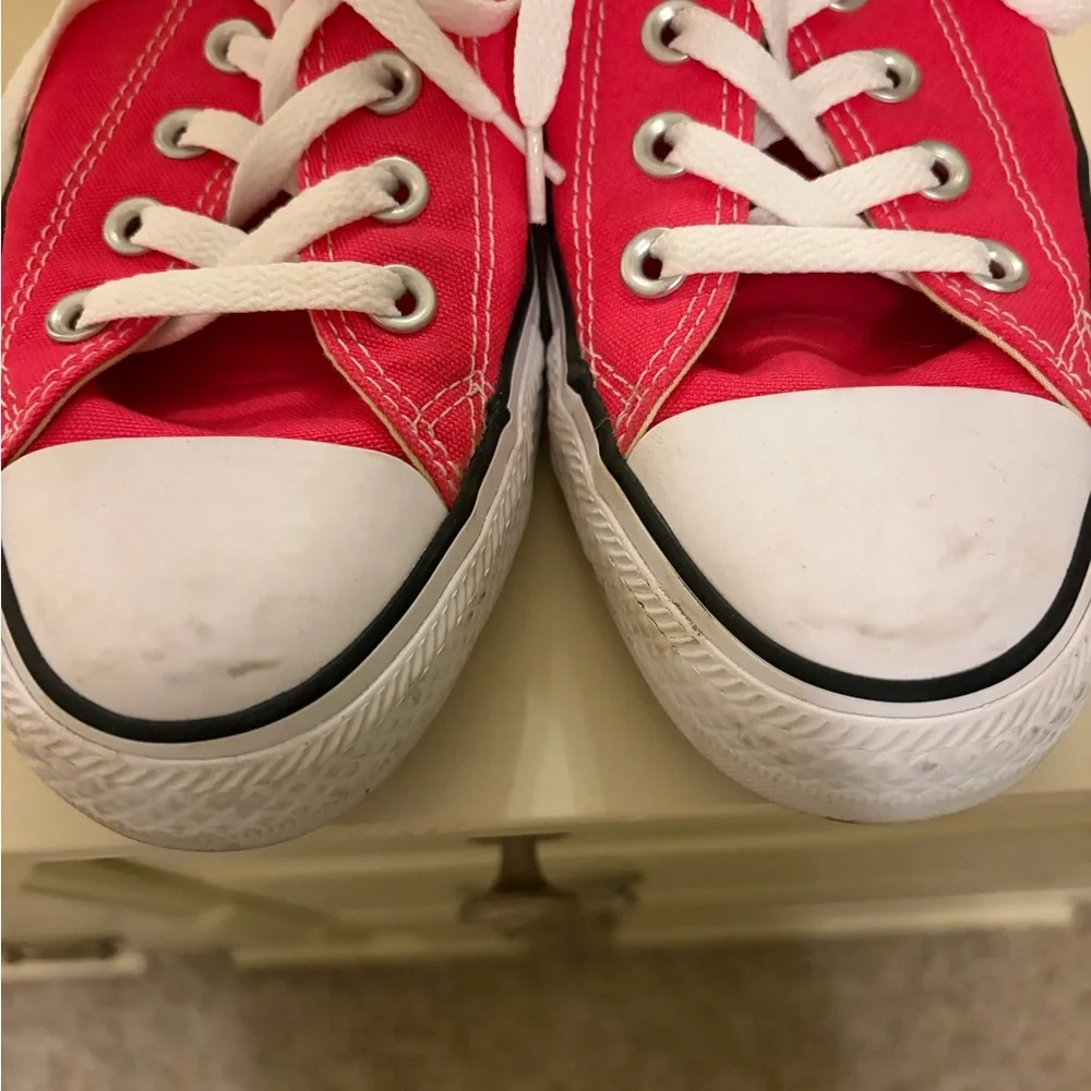 Converse Chuck Taylor’s Low Rise - Picture 2 of 5